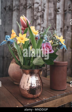 Blumenstrauß aus schönen, schneiden Frühling Blumen in Großbritannien Garten. Still life Zusammensetzung, natürliches Sonnenlicht. Nachmittag Licht. Garten Tischdekoration. Natürliches Leben. Stockfoto