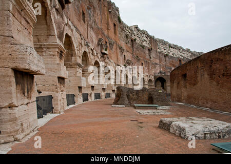 Ziegel und Stein Form einen Gehweg oder Weg zum Amphitheater im Kolosseum Stockfoto