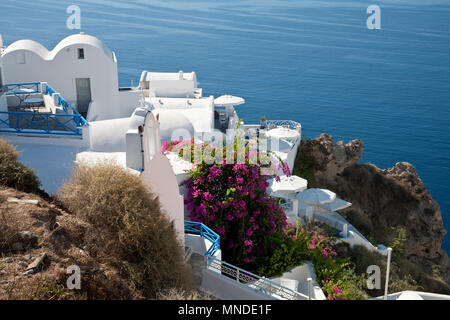 Berühmten Blick auf die weißen und blauen Gebäude neben dem Ozean in Santorini, Griechenland Stockfoto