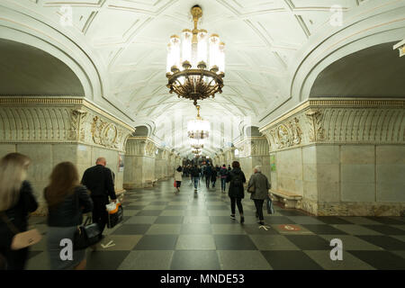 Das prunkvolle weiße Porzellan bahnhofshalle zwischen Plattformen im Prospekt Mira Station auf die Moskauer Metro, Moskau, Russland Stockfoto