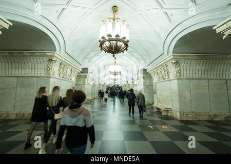 Das prunkvolle weiße Porzellan bahnhofshalle zwischen Plattformen im Prospekt Mira Station auf die Moskauer Metro, Moskau, Russland Stockfoto