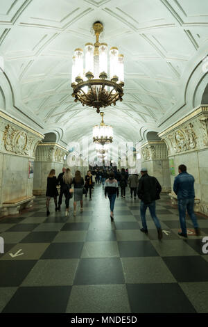 Das prunkvolle weiße Porzellan bahnhofshalle zwischen Plattformen im Prospekt Mira Station auf die Moskauer Metro, Moskau, Russland Stockfoto