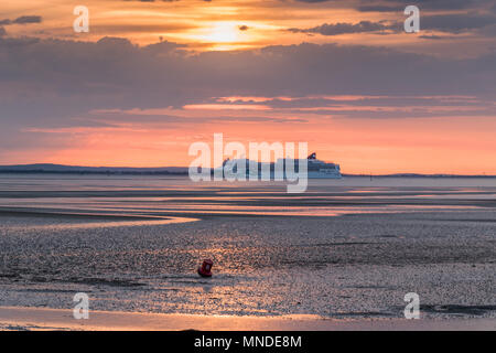 Norwegian Jade Kreuzfahrt Segeln in den Solent bei Sonnenaufgang Stockfoto