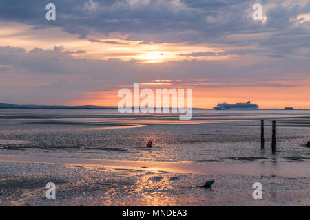 Norwegian Jade Kreuzfahrt Segeln in den Solent bei Sonnenaufgang Stockfoto