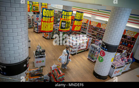 Der Toys R Us store am Times Square in New York wirbt, die Liquidation ist noch im Gange und seiner Schließung Rabatte auf Montag, 14. Mai 2018. Toys R Us ist zu liquidieren und schließen alle 735 seiner Stores in den USA. (© Richard B. Levine) Stockfoto