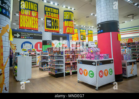 Der Toys R Us store am Times Square in New York wirbt, die Liquidation ist noch im Gange und seiner Schließung Rabatte auf Montag, 14. Mai 2018. Toys R Us ist zu liquidieren und schließen alle 735 seiner Stores in den USA. (Â© Richard B. Levine) Stockfoto