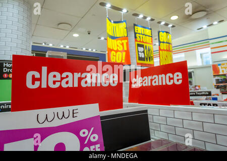 Der Toys R Us store am Times Square in New York wirbt, die Liquidation ist noch im Gange und seiner Schließung Rabatte auf Montag, 14. Mai 2018. Toys R Us ist zu liquidieren und schließen alle 735 seiner Stores in den USA. (© Richard B. Levine) Stockfoto
