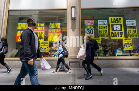 Der Toys R Us store am Times Square in New York wirbt, die Liquidation ist noch im Gange und seiner Schließung Rabatte auf Montag, 14. Mai 2018. Toys R Us ist zu liquidieren und schließen alle 735 seiner Stores in den USA. (Â© Richard B. Levine) Stockfoto
