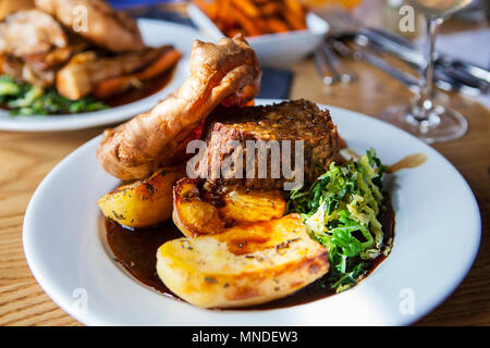 Vegetarisches Abendessen mit Mutter braten, Kartoffeln, Yorkshire Pudding und Soße Stockfoto