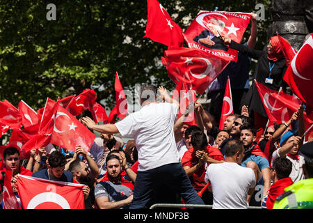 London, Großbritannien. 15 Mai, 2018. Türken zusammenbauen in Whitehall Unterstützung für die türkischen Präsidenten Recep Tayyip Erdoğan anlässlich seiner Sitzung am 1. Zeigen Stockfoto