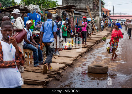 Yongoro, Sierra Leone - Juni 01, 2013: Westafrika, unbekannte Personen auf den Straßen der Stadt in die Hauptstadt Freetown Sierra Leone Stockfoto