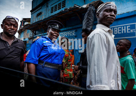 Yongoro, Sierra Leone - Juni 01, 2013: Westafrika, unbekannte Leute mit Polizist, Stadt Straßen in der Hauptstadt Freetown Sierra Leone Stockfoto