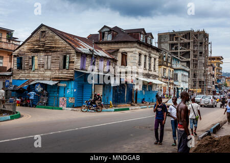 Yongoro, Sierra Leone - Juni 01, 2013: Westafrika, unbekannte Personen auf den Straßen der Stadt in die Hauptstadt Freetown Sierra Leone Stockfoto