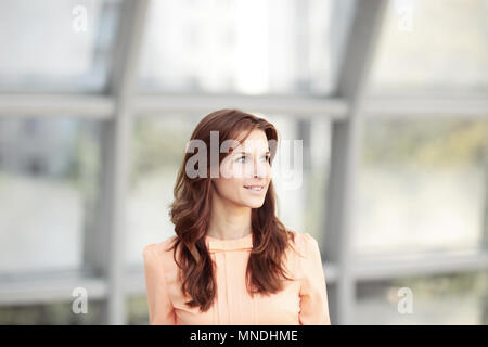 Bis zu schließen. Porträt der moderne junge Frau auf unscharfen Büro Hintergrund. Stockfoto