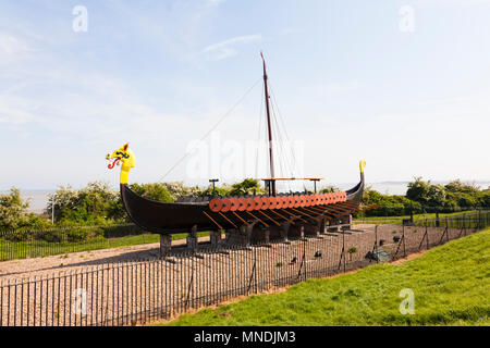 Die Hugin, eine Nachbildung eines Viking lange Schiff an Cliffsend, Pegwell Bay, in der Nähe von Ramsgate, Kent, Großbritannien Stockfoto