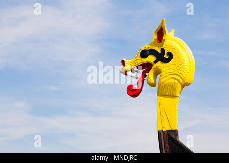 Der Drache geformte Galionsfigur am Bug der Hugin, eine Nachbildung eines Viking lange Schiff an Cliffsend, Pegwell Bay, in der Nähe von Ramsgate, Kent, Großbritannien Stockfoto