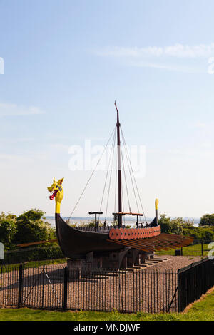 Die Hugin, eine Nachbildung eines Viking lange Schiff an Cliffsend, Pegwell Bay, in der Nähe von Ramsgate, Kent, Großbritannien Stockfoto