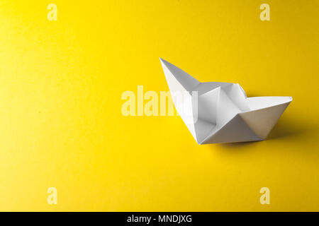 Boot Papier origami auf gelbem Hintergrund Stockfoto