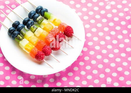 Frische Früchte auf Spieße in der Platte auf dem Tisch Stockfoto