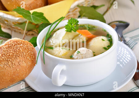 Typische Hochzeit Suppe mit Grieß Knödel, Knochenmark Knödel und gefüllte Ravioli Stockfoto