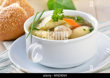 Typische Hochzeit Suppe mit Grieß Knödel, Knochenmark Knödel und gefüllte Ravioli Stockfoto