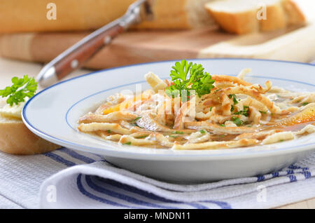 Deutsche Suppe: Rindfleisch Bouillon mit gehackten Pfannkuchen Stockfoto