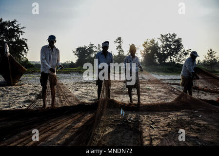 Fischer sammeln riesige Fischernetz. traditionellen Fischer am Strand, Tarkali Malvan, Sindhudurg Bezirk, Maharashtra, Indien Foto © jacopo Emma/Sin Stockfoto