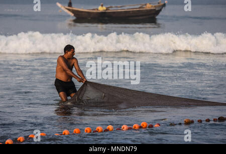 Traditionelle Fischer am Strand, Tarkali Malvan, Sindhudurg Bezirk, Maharashtra, Indien Foto © jacopo Emma/Sintesi/Alamy Stock Foto Stockfoto