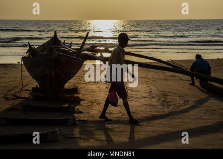 Traditionelle Fischer am Strand, Tarkali Malvan, Sindhudurg Bezirk, Maharashtra, Indien Foto © jacopo Emma/Sintesi/Alamy Stock Foto Stockfoto