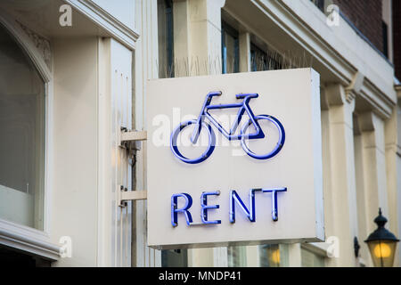 Mieten Fahrrad blau Neon Sign in Amsterdam City Stockfoto