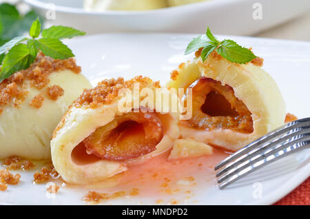 Typisch österreichische Pflaume Knödel aus Hefeteig und frischen Pflaumen Stockfoto