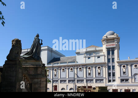 Statue von Queen Victoria, die über die Alhambra Theater, Bradford, West Yorkshire Stockfoto