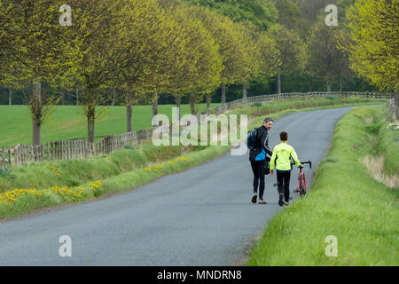 Nach langen Fahrradtour, Vater & Sohn sind Wander- & ihre Fahrräder, dazu malerische country lane - in der Nähe von Skipton, North Yorkshire, England, UK müde. Stockfoto