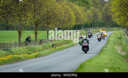 Motorrad outriders & Radfahrer in Pack, in Tour de Yorkshire 2018 konkurrieren, Racing auf der malerischen Landschaft Lane - Ilkley, North Yorkshire, England, UK. Stockfoto