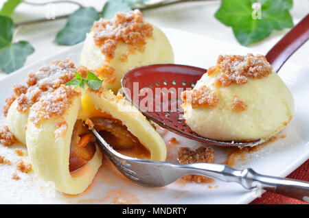 Typisch österreichische Pflaume Knödel aus Hefeteig und frischen Pflaumen Stockfoto