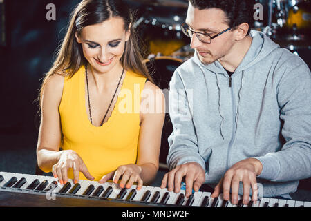 Klavier Spieler zusammen vier Spielen - übergeben Stockfoto