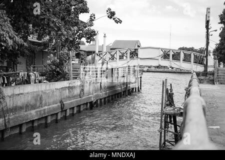Leben neben ChaoPraya River, Schießen in schwarzen und weißen Farbschema. Stockfoto