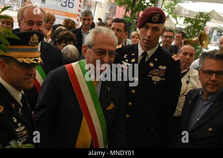 VICENZA, Italien - U.S. Army Garrison Italien Kommandant Oberst Erik M. Berdy und 54th Brigade Ingenieur Bataillonskommandeur Oberstleutnant Andrew J. Baker mit Camisano Vicentino Bürgermeister Prezalis Eleutherios am Muttertag, 13. Mai 2018. Die Feder Kick-Off Meeting ist die erste von vielen geplanten Veranstaltungen zwischen der US-Armee die italienische Führung und die Bürgermeister der umliegenden Gemeinden von Vicenza. () Stockfoto