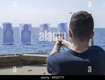 180513-N-PC 620-0272 5. US-Flotte BEREICH VON OPERATIONEN (13. Mai 2018) Seaman Apprentice Shawn Brawner Brände M9 Beretta Dienstpistole während einer kleinen Arme Qualifikation an Bord der Harpers Ferry-Klasse dock Landung Schiff USS Oak Hill (LSD 51) Mai 13, 2018, 13. Mai 2018. Oak Hill, homeported in Virginia Beach, Virginia in den USA 5 Flotte Bereich für Maßnahmen zur Erhöhung der Sicherheit im Seeverkehr im Einsatz Verbündeten und Partnern zu beruhigen, und der Freiheit der Schiffahrt und des freien Handels in der Region erhalten. (U.S. Marine Foto von Mass Communication Specialist 3. Klasse Michael H. Leh Stockfoto