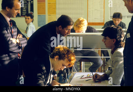Prinz Charles spricht zur Schule Studenten in 1986 Stockfoto