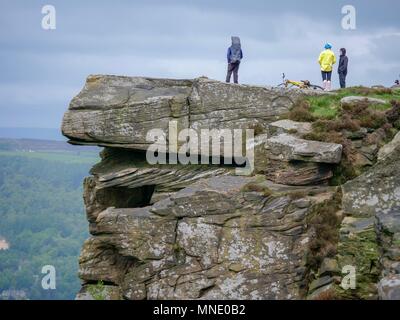 Curbar Kante, Peak District National Park, Großbritannien. 16. Mai 2018. Enttäuscht Schaulustige an Curbar Kante warten auf die RAF Dambusters BBMF Lancaster Bomber, die nicht fliegen, das 75-jährige Jubiläum von 617 Der Squadron Betrieb züchtigen Raid auf deutschen Talsperren zu markieren. 16. Mai 2018 Nationalpark Peak District, Derbyshire, UK. Quelle: Doug Blane/Alamy leben Nachrichten Stockfoto