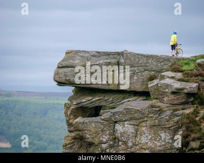 Curbar Kante, Peak District National Park, Großbritannien. 16. Mai 2018. Enttäuscht Schaulustige an Curbar Kante warten auf die RAF Dambusters BBMF Lancaster Bomber, die nicht fliegen, das 75-jährige Jubiläum von 617 Der Squadron Betrieb züchtigen Raid auf deutschen Talsperren zu markieren. 16. Mai 2018 Nationalpark Peak District, Derbyshire, UK. Quelle: Doug Blane/Alamy leben Nachrichten Stockfoto