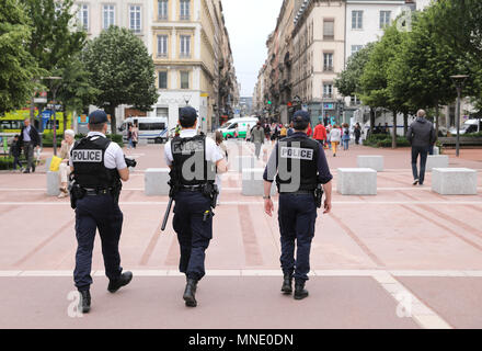 Lyon, Frankreich. 16 Mai, 2018. 16. Mai 2018, Frankreich, Lyon: Fußball Europa League Finale, Atlético Madrid gegen Olympique Marseille, Groupama Stadion. Polizisten zu Fuß durch die Stadt vor dem Spiel. Kredite: Jan Woitas/dpa-Zentralbild/dpa/Alamy leben Nachrichten Stockfoto