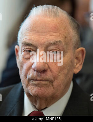 16. Mai 2018, Deutschland, Frankfurt: Gerhard Wiese folgenden eine Rede im Saalbau Gallus. Die Dokumente Der erste Frankfurter Auschwitz-Prozess ist heute ein UNESCO Weltkulturerbe. Foto: Boris Roessler/dpa Stockfoto