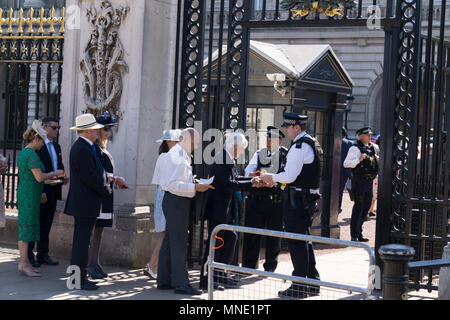 London, Großbritannien. 15. Mai 2018. Die Gäste kommen zum ersten Queens Garden Party der Saison am Buckingham Palace Credit: Tinte Drop/Alamy leben Nachrichten Stockfoto