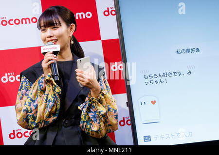 Die japanische Schauspielerin Mitsuki Takahata spricht während einer Pressekonferenz für die Produkteinführung des NTT DOCOMO Sommer Lineup 2018 von 11 mobilen Geräten am 16. Mai 2018, Tokio, Japan. Kazuhiro Yoshizawa Präsident und CEO präsentiert neue mobile Geräte von DOCOMO für diesen Sommer, und seine "eigene künstliche Intelligenz (KI) persönliche Assistentin ''My daiz'', die vom 30. Mai verfügbar sein wird. DOCOMO hat ebenfalls von Mai 16. Eine neue finanzielle Beratung Service' 'THEO'' zur Verfügung. Credit: Rodrigo Reyes Marin/LBA/Alamy leben Nachrichten Stockfoto