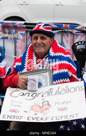 Windsor, Großbritannien. 16 Mai, 2018. Royal fan Terry Hutt, 82, von Weston-super-Mare, hat eine erstklassige Lage an der Ecke gegenüber von Schloss Windsor in der Vorbereitung für die Hochzeit zwischen Prinz Harry und Meghan Markle am Samstag. Credit: Mark Kerrison/Alamy leben Nachrichten Stockfoto