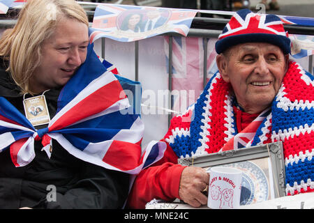 Windsor, Großbritannien. 16 Mai, 2018. Royal Fans auch Maria Scott (l), 46, von Newcastle, und Terry Hutt (r), 82, aus Weston-super-Mare, eine erstklassige Lage an der Ecke gegenüber von Schloss Windsor in der Vorbereitung für die Hochzeit zwischen Prinz Harry und Meghan Markle am Samstag. Credit: Mark Kerrison/Alamy leben Nachrichten Stockfoto