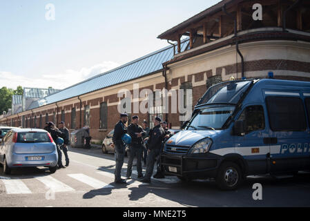 Turin, Italien. Mai 16, 2018 - Turin, Italy-May 16, 2018: Polizei die Evakuierung des Manituana Social Center in Turin Credit: Stefano Guidi/ZUMA Draht/Alamy leben Nachrichten Stockfoto