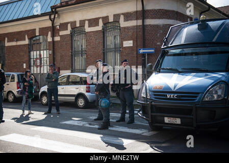 Turin, Italien. Mai 16, 2018 - Turin, Italy-May 16, 2018: Polizei die Evakuierung des Manituana Social Center in Turin Credit: Stefano Guidi/ZUMA Draht/Alamy leben Nachrichten Stockfoto